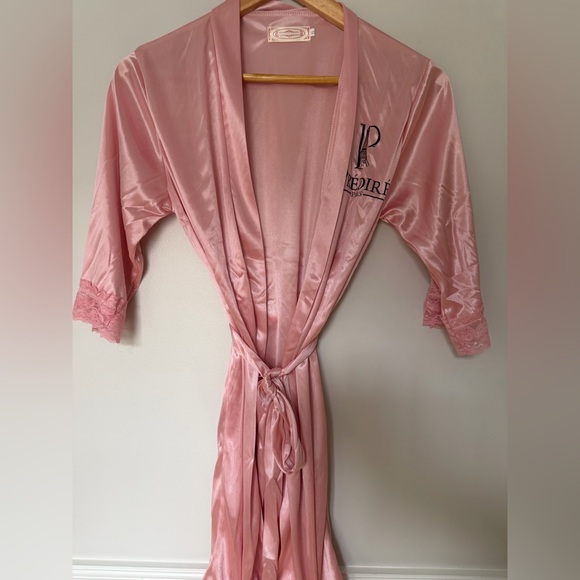 Predire Pink Satin Robe - Picture 4 of 7